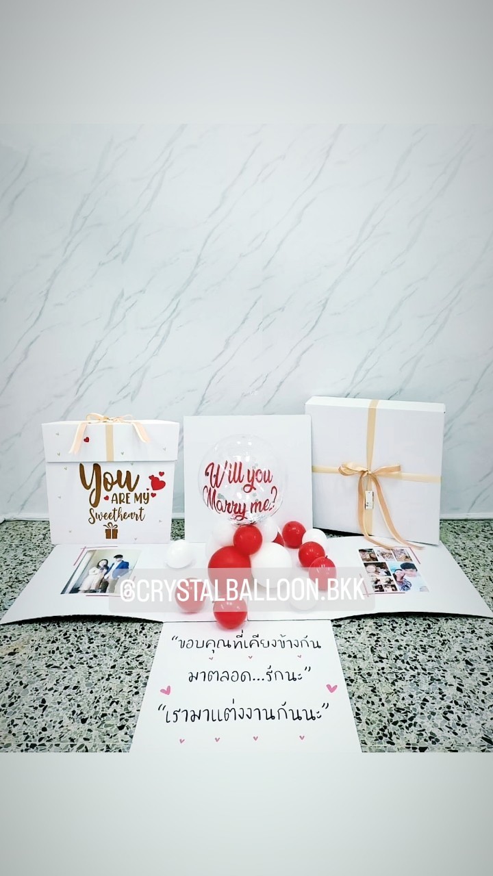 Surprise Box ขอเเต่งงาน Bubble 18'' ตั้งฐาน Theme สีขาว-แดง พร้อมตกแต่ง สามารถใส่รูปได้ 2 ใบ สามารถเปลี่ยนสีลูกโป่ง/เปลี่ยนข้อความได้