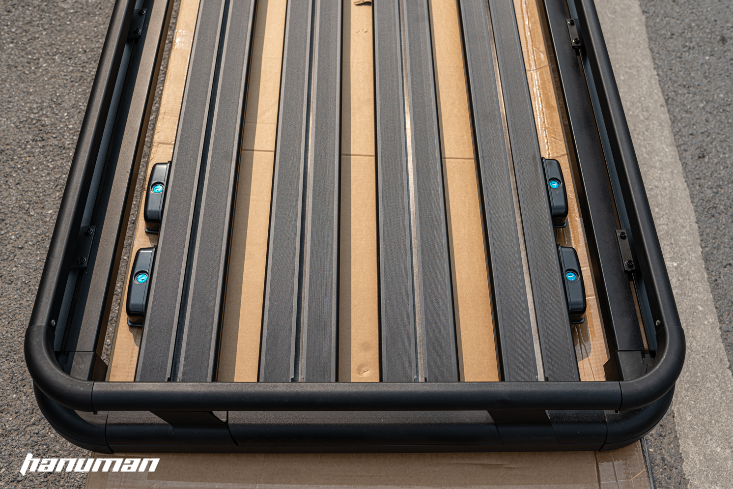 แร็คหลังคา 𝗛𝗔𝗡𝗨𝗠𝗔𝗡 𝗥𝗢𝗢𝗙 𝗧𝗥𝗔𝗬 (𝗕𝗔𝗦𝗞𝗘𝗧) วัสดุอลูมิเนียม มีไซส์ S, M, L ที่เก็บกระเป๋าเดิน