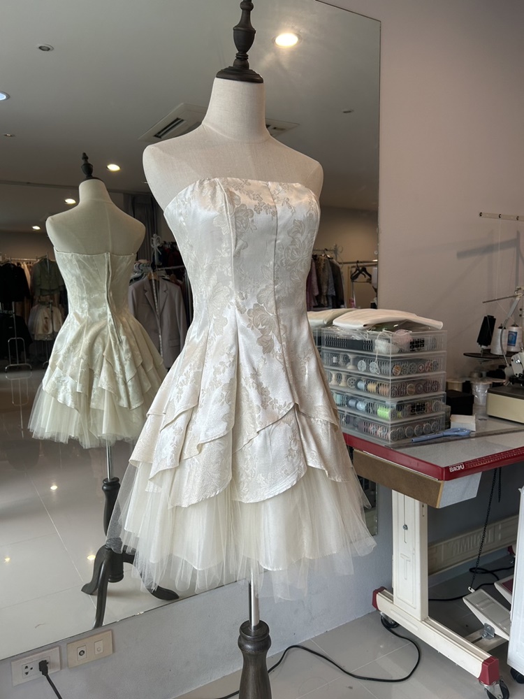 พร้อมส่ง ชุดราตรีสั้น เกาะอก สีครีมงาช้าง กระโปรงแต่งจีบทรงA สวยหรู