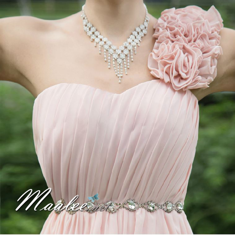 พร้อมเช่า ชุดราตรียาว ไหล่เดียว แต่งดอกช่วงไหล่ อกจับจีบ & เอวคาดเข็มขัดเพชร สีชมพูอ่อน