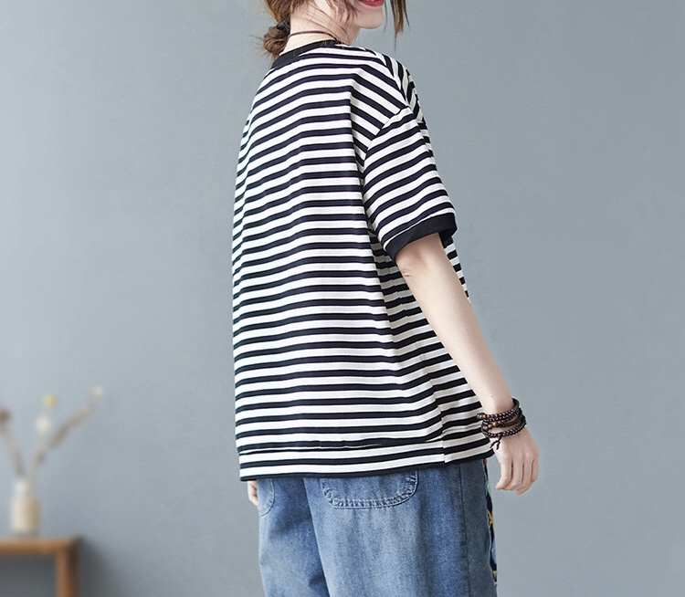 เสื้อยืดลายทางแต่งกระเป๋า