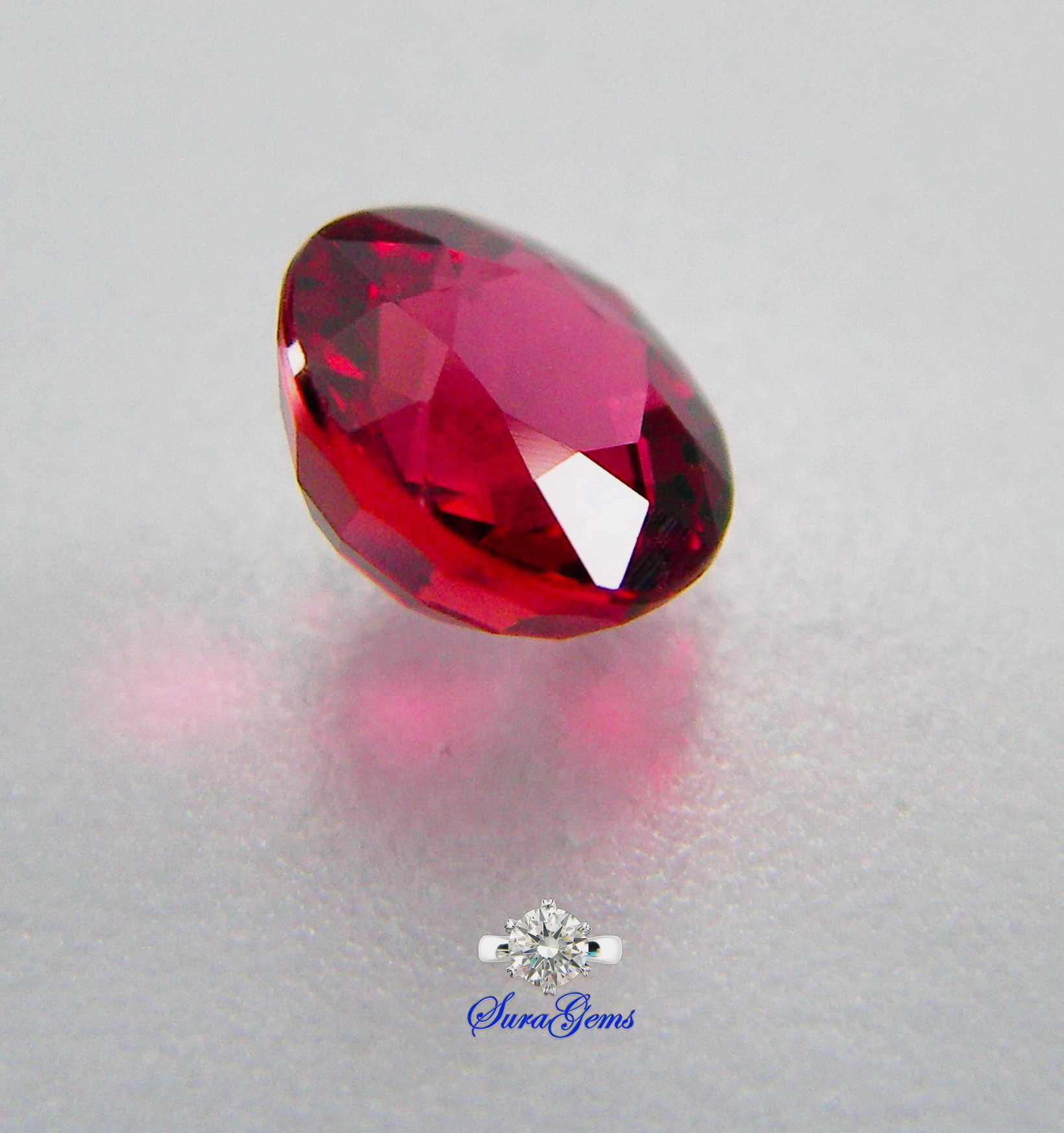 ซองเจีย(Songea Sapphire)พลอยตระกูล sapphire เป็นพลอยเนื้อแข็ง ที่มีความสวยงาม จากประเทศแทนซาเนีย ความสะอาด IF-VVS ขนาด 6x3.8 mm.น้ำหนัก 1.25 ct.