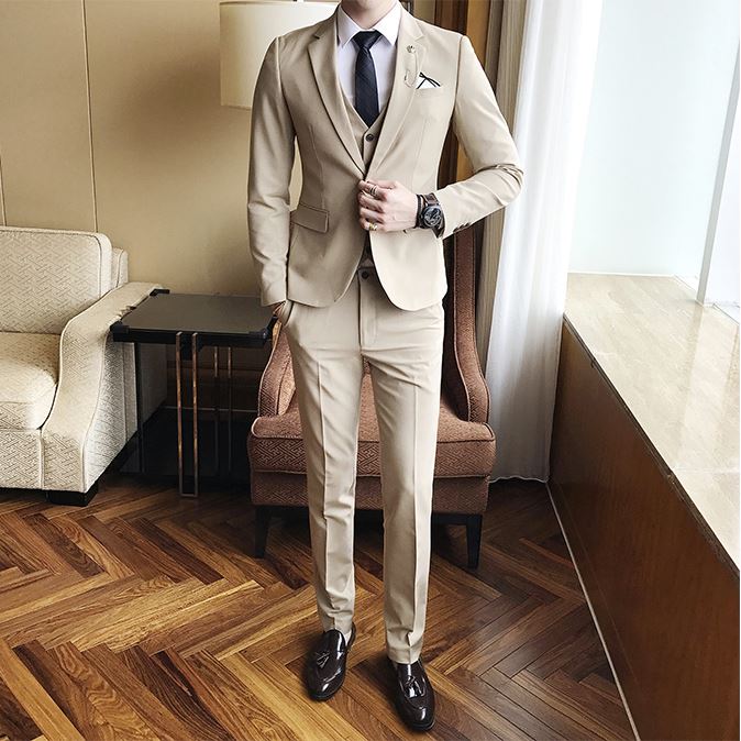 พร้อมเช่า สูทชาย สีกากี สไตล์เกาหลี พร้อมเสื้อกั๊ก