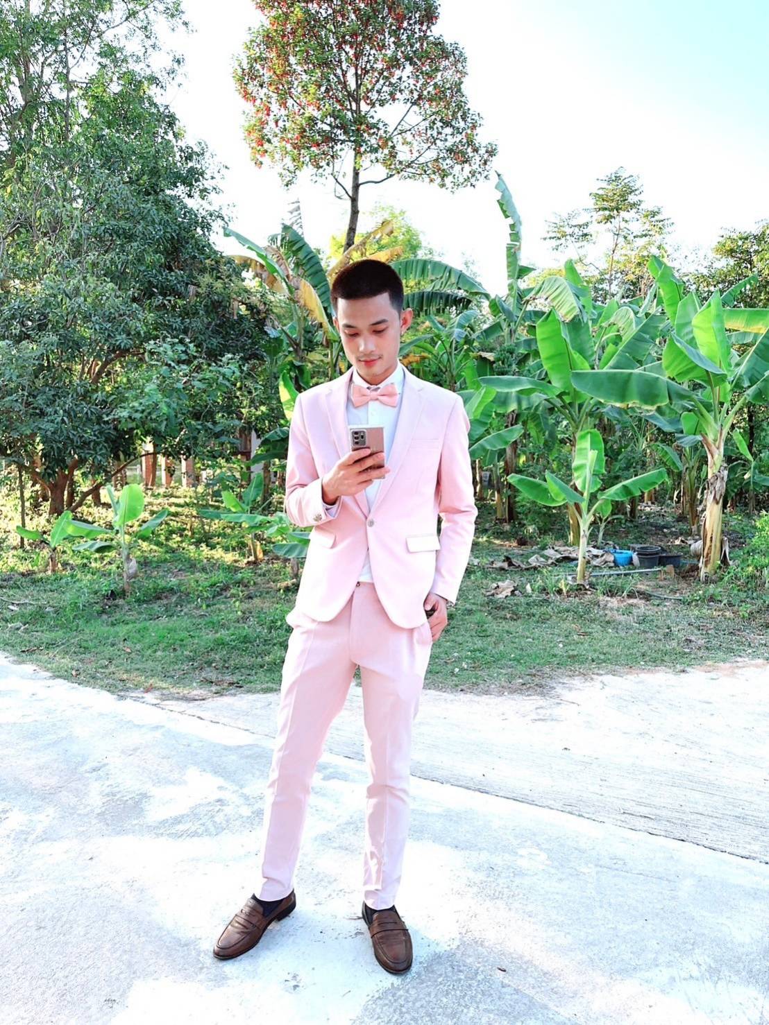 พร้อมเช่า ชุดสูทชาย สีชมพูพาสเทล Pastel Pink ทรงเข้ารูป สไตล์เกาหลี (ไม่มีเสื้อกั๊ก)