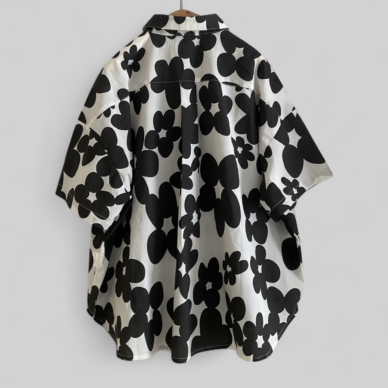 เสื้อเชิ้ตผ้าคอตตอนลายดอกไม้ทรงโอเวอร์ไซส์