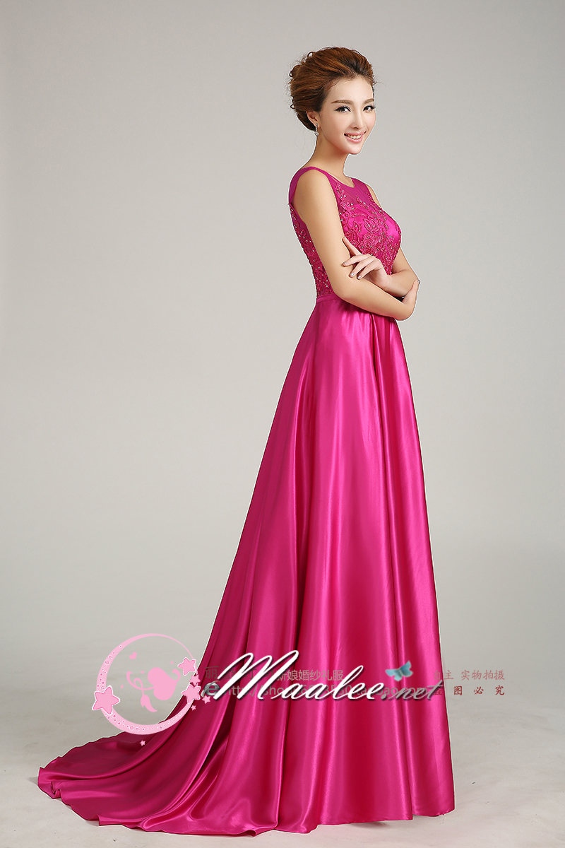 พร้อมส่ง ชุดราตรียาว สีชมพู Hot Pink ปักลูกไม้แต่งเลื่อม ด้านหลังเป็นแบบซีทรู กระโปรงผ้าซาติน ชายยาว