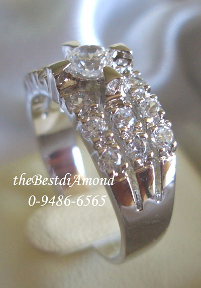 RL006RD+++แหวนแถว3แถว พร้อมเพชรตรงกลาง+++แหวนแถวที่สวยอีกวง มีเพชรขนาด 25 สต อยู่ตรงกลางดูสวยโดดเด่น ดีดูมากๆๆๆ เล่นไฟระยิบระยับเลยค่ะ