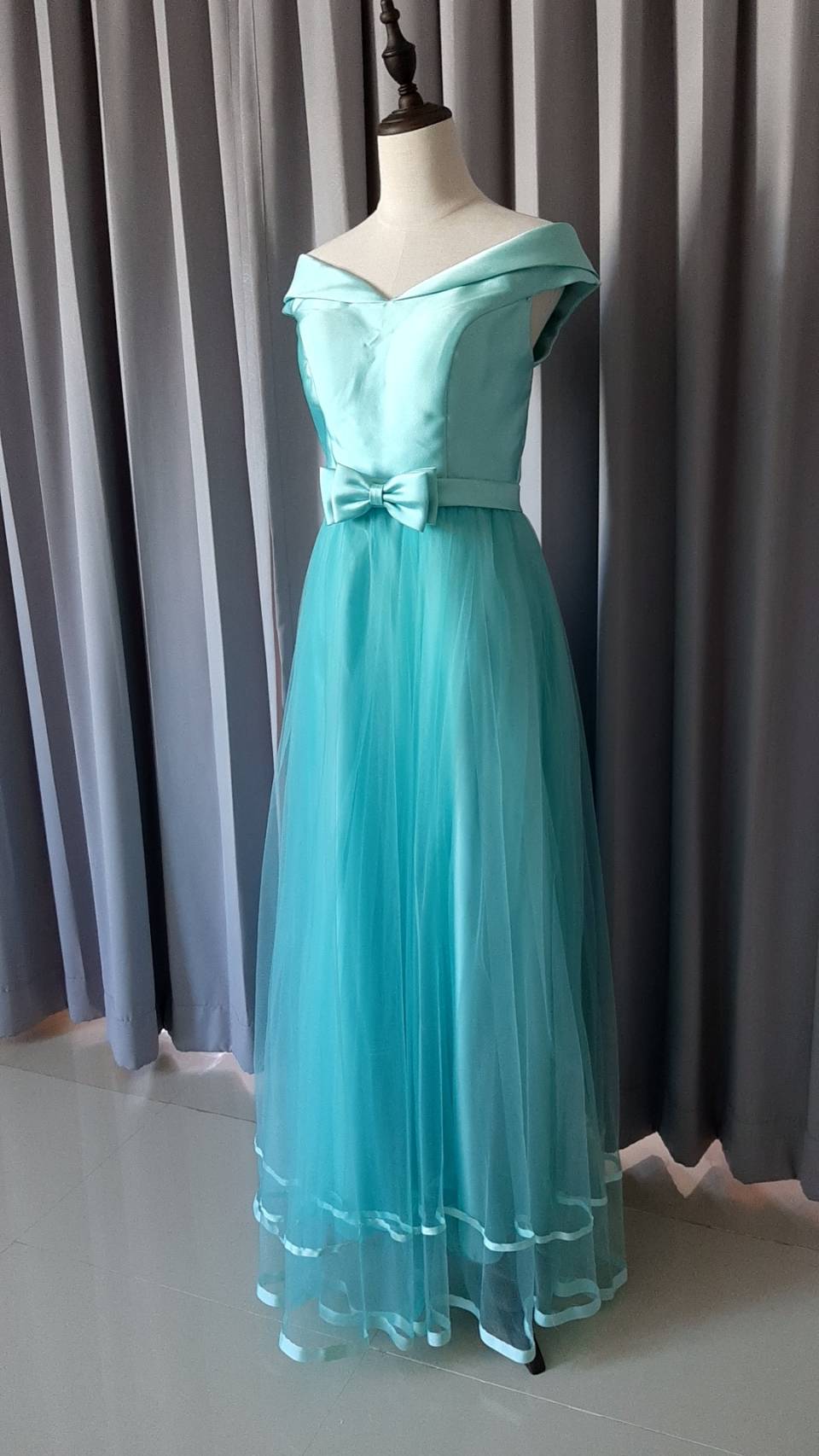 พร้อมเช่า ชุดราตรียาว ชุดเพื่อนเจ้าสาว แบบ B ปาดไหล่ แต่งโบว์ช่วงเอว (เชือกผูกหลัง)