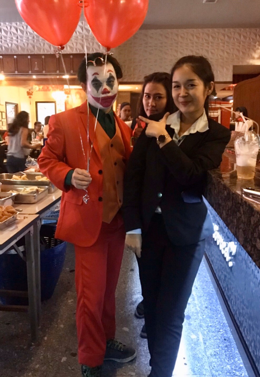 พร้อมเช่า ชุดสูทชาย สีแดงสด แต่งกระดุมดำ +เสื้อกั๊กสีส้มสด