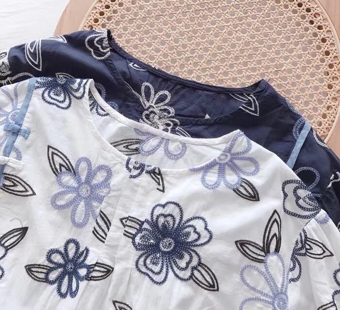 เสื้อผ้าฝ้ายลายปักดอกไม้