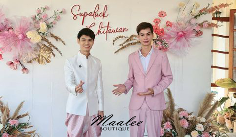 พร้อมเช่า ชุดสูทชาย สีชมพูพาสเทล 2 กระดุม ลายทอแบบเรียบเนียน (ไม่มีกั๊ก)