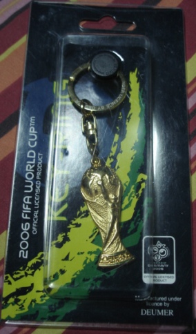 พวงกุญแจ ฟุตบอล การแข่งขันฟุตบอลโลก - FIFA WORLD CUP 2D TROPHY, เยอรมนี 2006 ใหม่ / WORLD CUP International Football Tournament Key Ring - FIFA WORLD CUP 2D TROPHY, GERMANY 2006 NEW