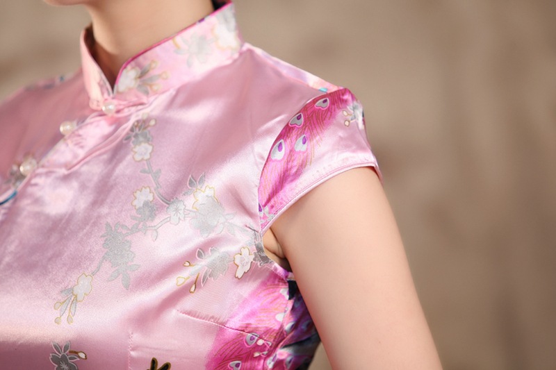 Pre-order กี่เพ้าสั้น แขนล้ำ สีชมพู ลายดอกไม้นกยูง ผ้าซาติน