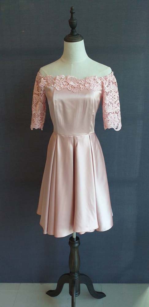 พร้อมเช่า ชุดราตรีสั้น สีโรสโกลด์ ปาดไหล่ แต่งลูกไม้