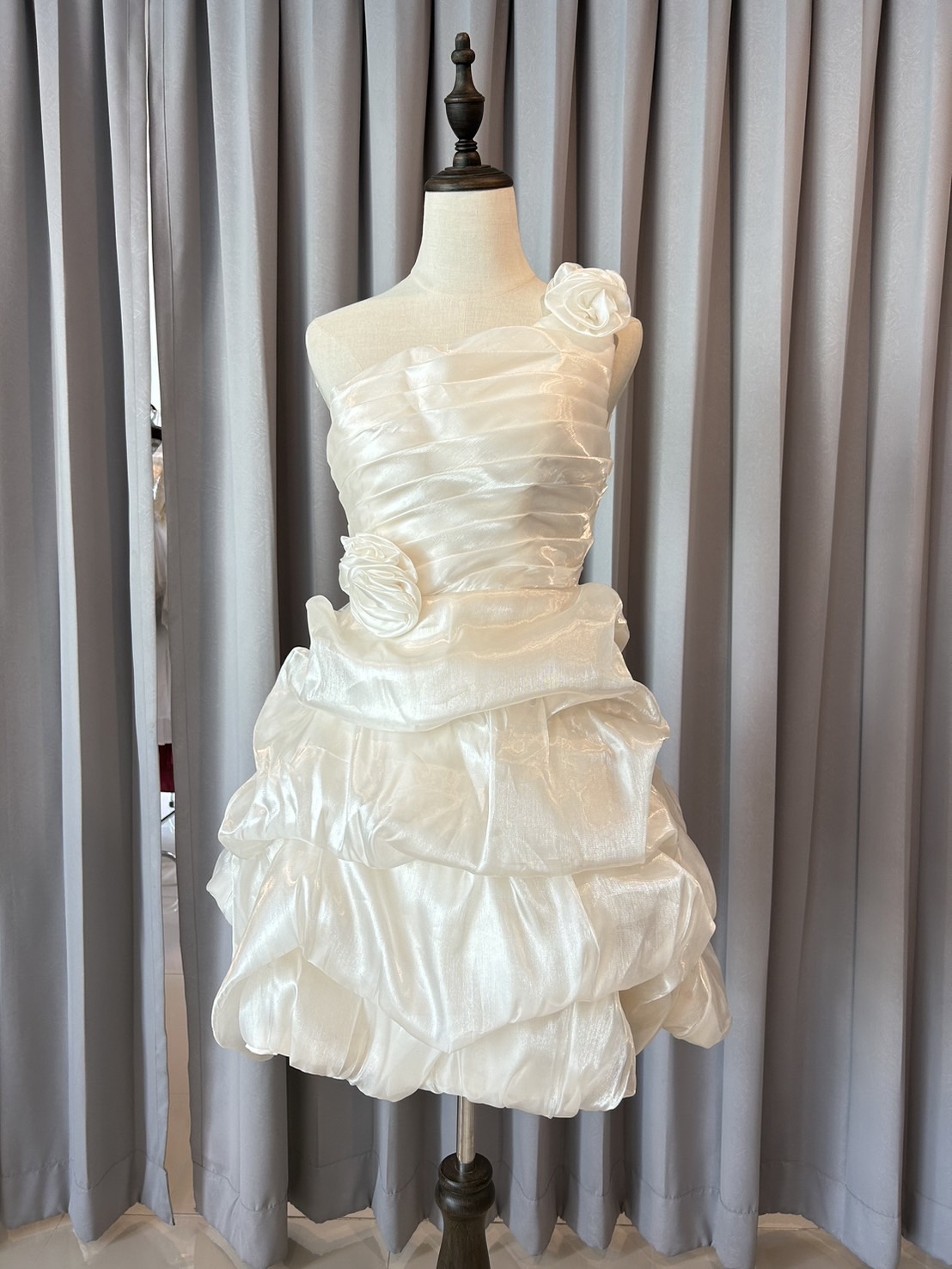 พร้อมเช่า ชุดแฟนซี ชุดราตรีสั้น ไหล่เฉียง ผ้าแก้วจับจีบย่น แต่งดอกไม้สวยหวาน สีครีม