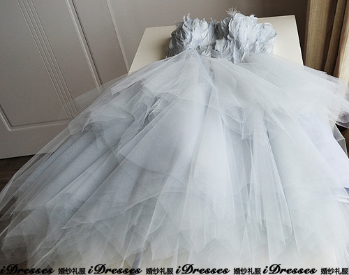 พร้อมเช่า ชุดแฟนซี ชุดราตรีสั้น สีเทา เกาะอก ขนนก กระโปรงระบายเป็นชั้น ๆ เชือกผูกหลัง