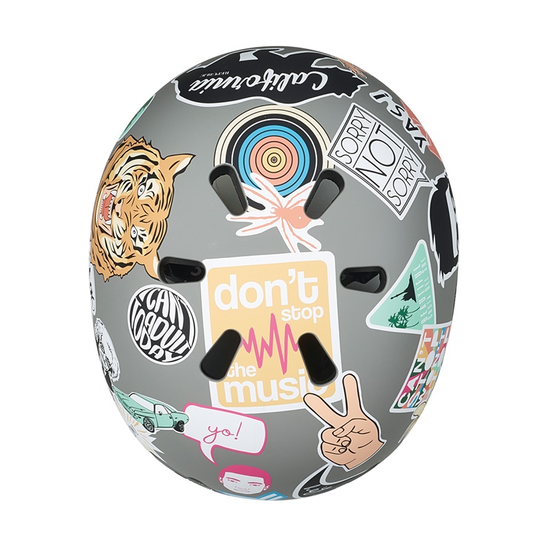 หมวกกันน็อคสำหรับเด็ก MICRO สีสันสดใส การออกแบบที่คำนึงถึงความสะดวกสบายและความปลอดภัย มีแผ่นโฟมหนาป้องกันแรงกระแทกได้ดี และสายรัดคางที่ปรับได้