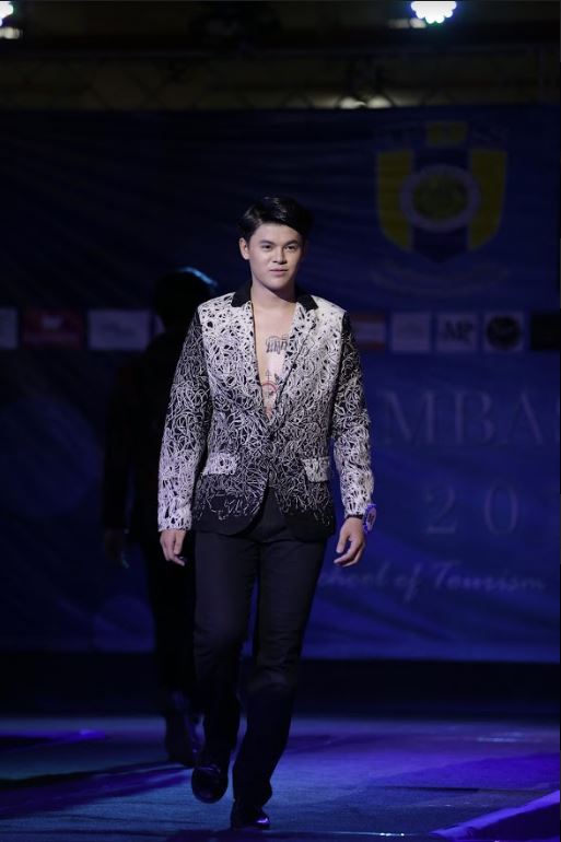 พร้อมเช่า เสื้อสูทชาย สีขาวดำ ปักลายกราฟฟิก กางเกงดำ