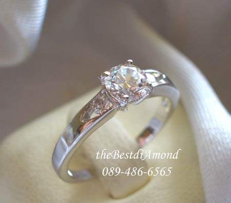 BR047RD+++แหวนเพชรเม็ดเดี่ยวขนาด 30 สต+++ แหวนแบบ Basic ใส่ได้นานไม่เบื่อ วงนี้เพชรไม่ใหญ่ ใส่ติดนิ้วได้เลย แบบเรียบๆ แต่ดูดีค่ะ