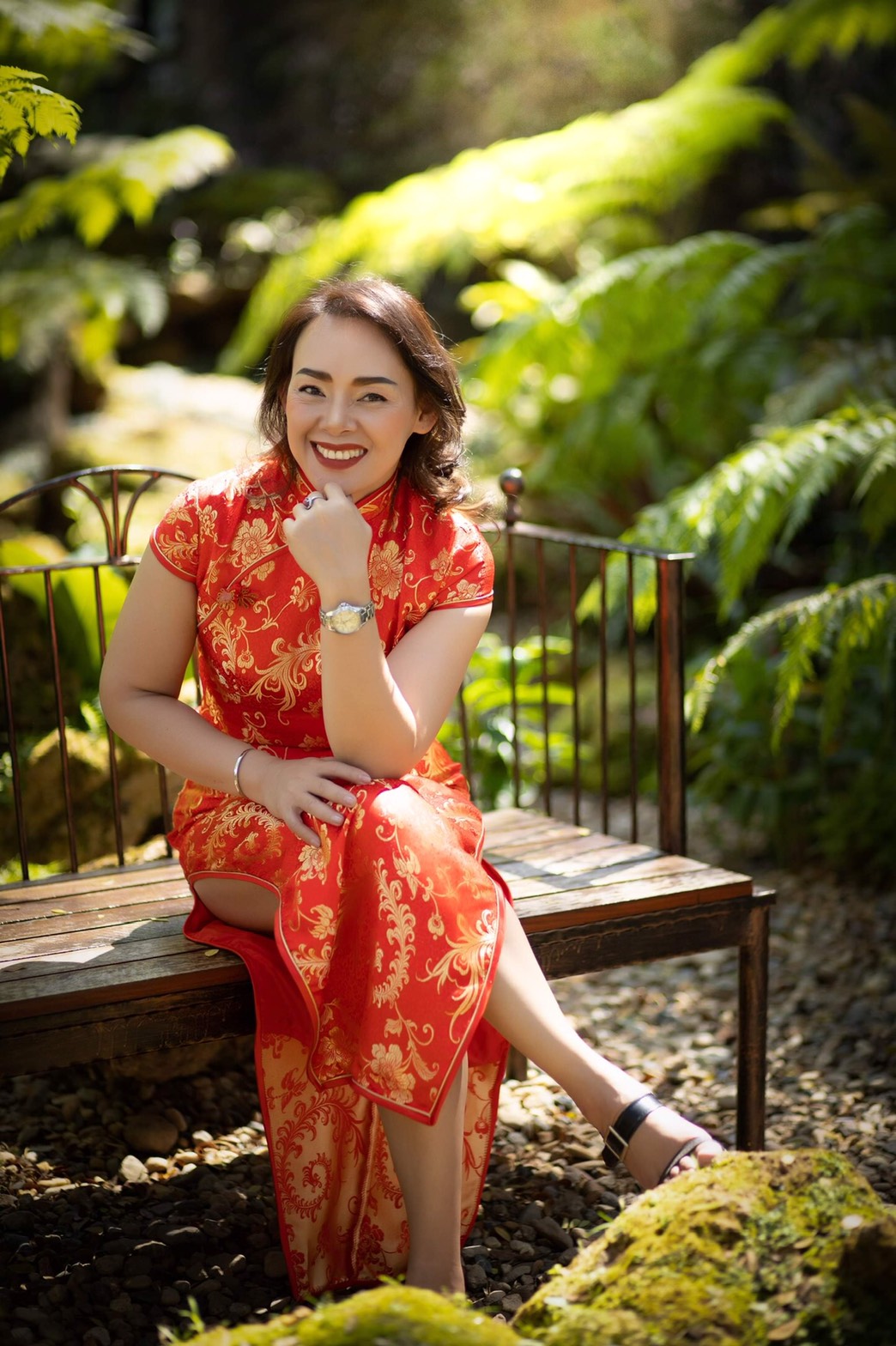 พร้อมส่ง กี่เพ้า สีแดง ผ้าไหมจีน ทอลายดอกไม้ สีทอง กุ๊นขอบ ตัดเย็บอย่างดี (2XL)