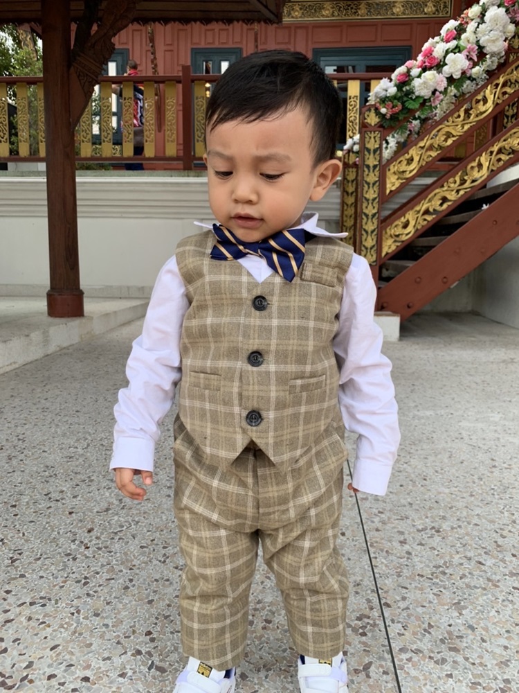 พร้อมเช่า ชุดสูทเด็กชาย สีกากีลายตาราง ** พร้อมเช่าไซส์ 100 , 110 , 120,130,140,150 **