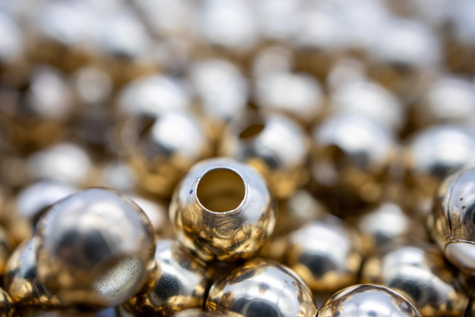 ลูกปัดทองเหลือง ปะคำทองเหลือง (Brass Beads) ใช้ตกแต่งเพื่อความสวยงาม