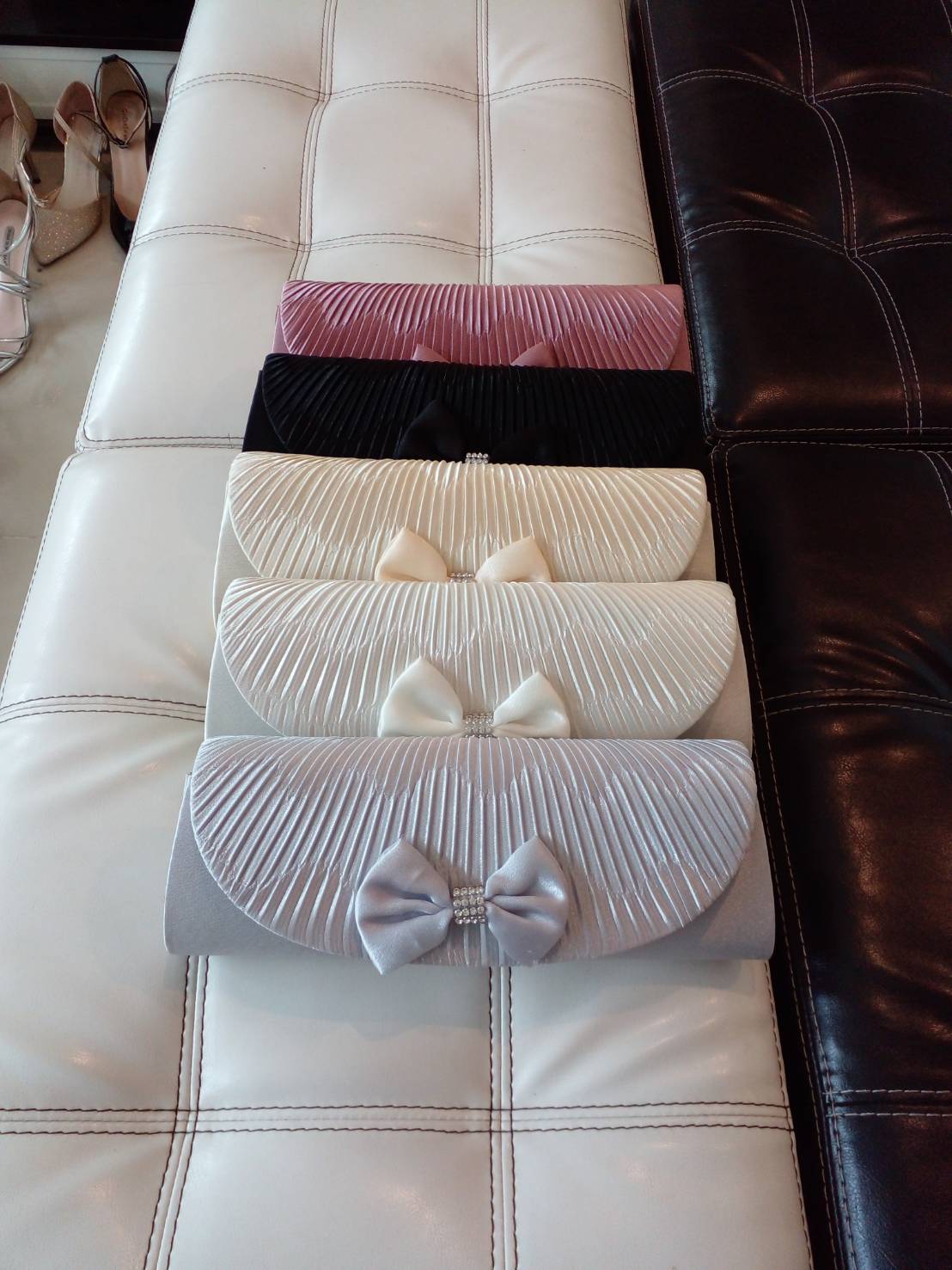 Sale พร้อมส่ง Evening Clutch กระเป๋าออกงาน ผ้าซาตินอัดพลีต แต่งโบว์ (เหลือสีชมพูนู้ดกับสีดำ)