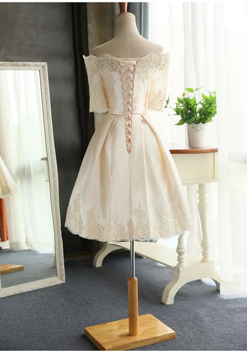 พร้อมเช่า ชุดราตรีสั้น แบบไหล่ปาด แขนยาว ผ้าซาติน แต่งลูกไม้สวยหรู สีครีม (เชือกผูกหลัง)