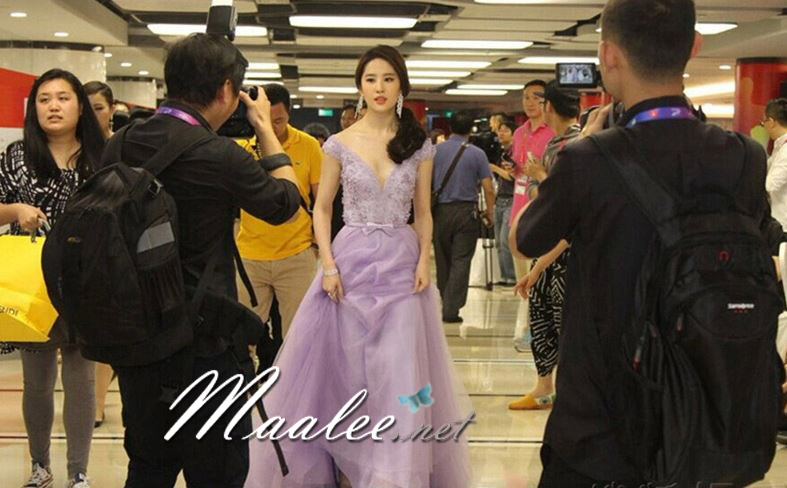 พร้อมส่ง ชุดราตรียาว แบบไหล่ปาด ช่วงอกแต่งเลื่อมปักมุกสวยหรู + โบว์ช่วงเอว กระโปรงตาข่ายนิ่ม สีม่วง (เชือกผูกหลัง)