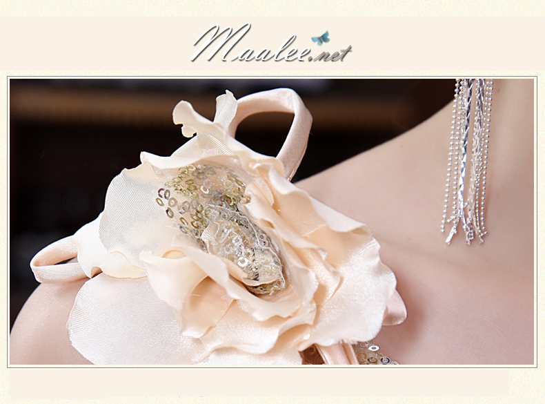 พร้อมเช่า ชุดราตรียาว ไหล่เฉียง สีน้ำเงิน ปักเลื่อมไล่สี จับจีบแต่งโบว์ช่วงเอว ประดับดอกไม้สวยหวานบนไหล่