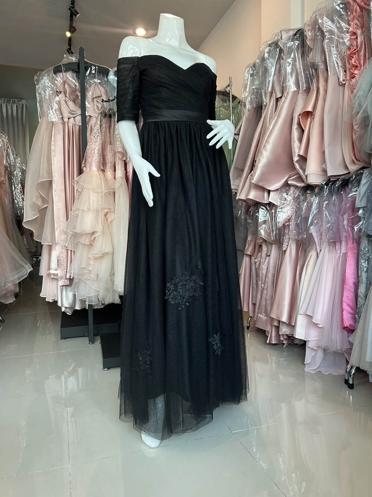 พร้อมเช่า ชุดราตรียาว & แบบปาดไหล่ สีดำ กระโปรงผ้าโปร่งตาข่ายนิ่ม ใส่สบายตัว อกจับจีบ ผ้าซาตินคาดเอว (เชือกผูกหลัง)