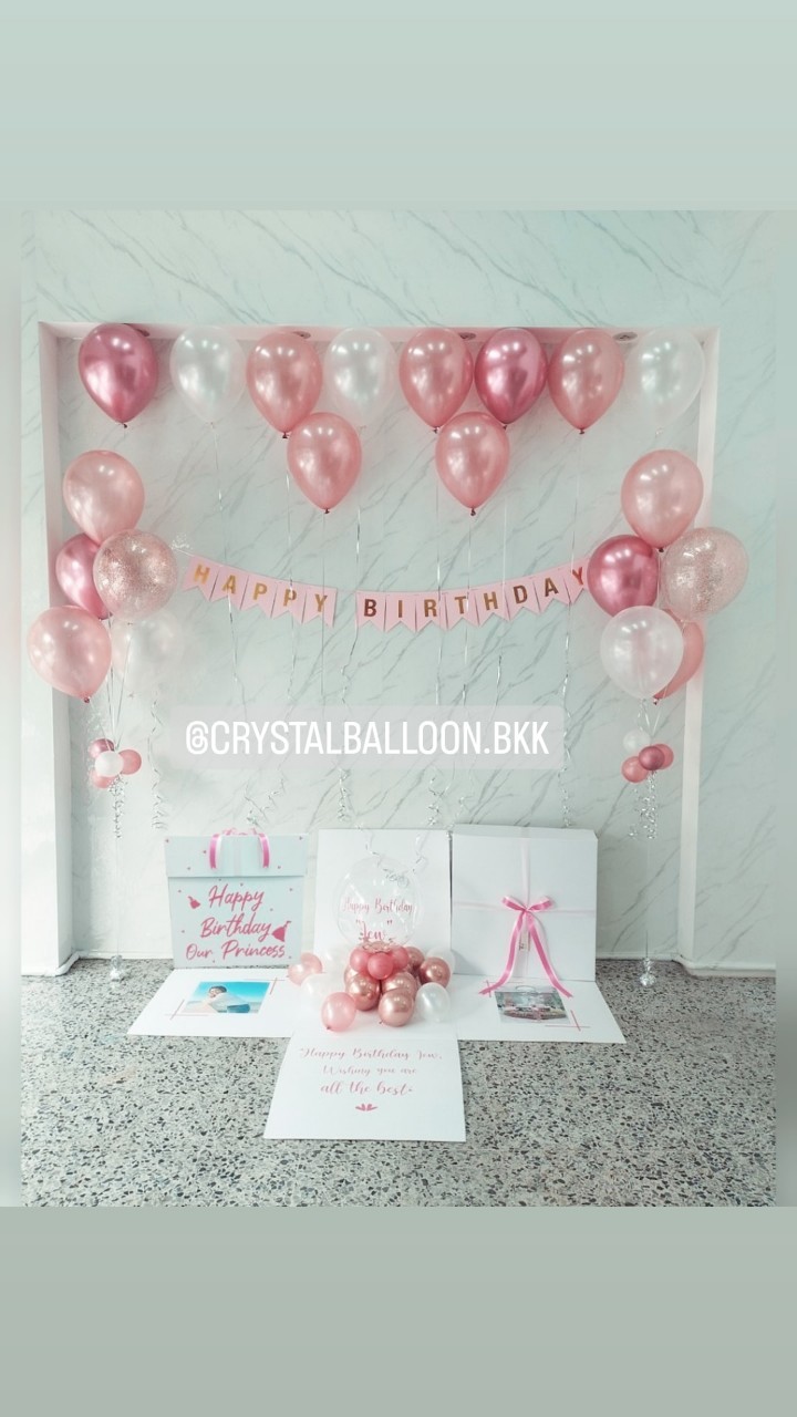 Happy Birthday Surprised Box กล่องเซอร์ไพรส์วันเกิด Bubble ขนาด 18" ตั้งฐาน พร้อมช่อลูกโป่ง 5 ลูก 2 ช่อ,ลูกโป่งใสใส่กลิตเตอร์ พร้อมตกแต่ง ลูกโป่งลอยฝ้า 10 ลูก,สามารถใส่รูปได้ 2 ใบ สามารถเปลี่ยนสีลูกโป่ง/เปลี่ยนข้อความ/เปลี่ยนสี-ป้ายธงได้