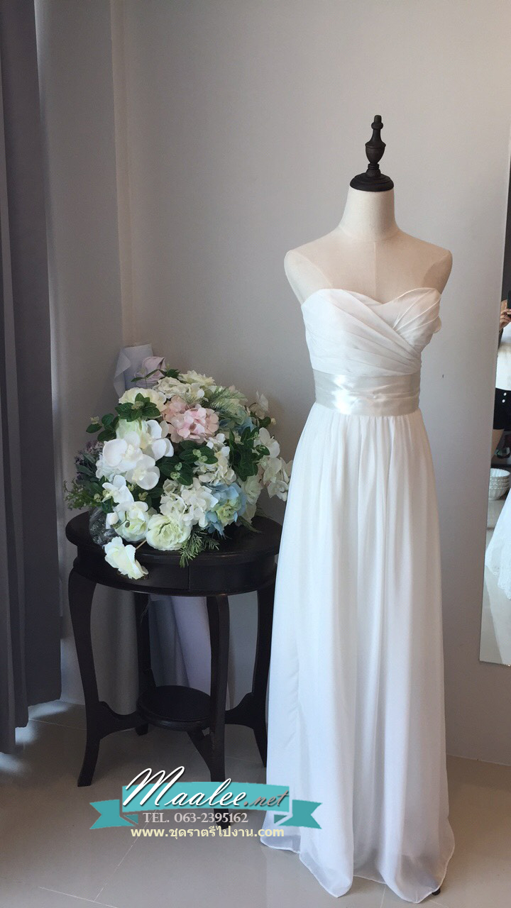 พร้อมเช่า ชุดราตรียาว เกาะอก สีขาว คอเว้ารูปหัวใจ จับเดรปหน้าอก แต่งคาดเอวสไตล์ญี่ปุ่น