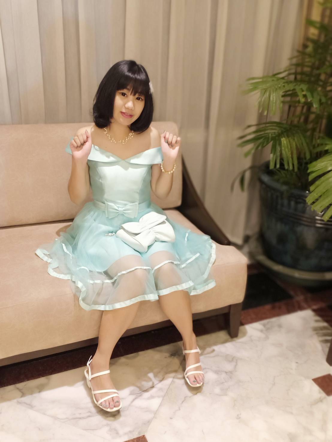 พร้อมเช่า ชุดราตรีสั้น แบบไหล่ปาด ผ้าไหมดัชเชส กระโปรงผ้าตาข่าย&แต่งริ้บบิ้นเก๋ๆชายกระโปรง และโบว์ช่วงเอว สีฟ้ามิ้นท์ (เชือกผูกหลัง)