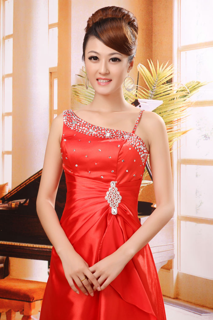 พร้อมเช่า ชุดราตรียาว ไหล่เฉียง สีแดงก่ำ จับจีบที่เอว คอประดับลูกปัดคริสตัลสวยหรู