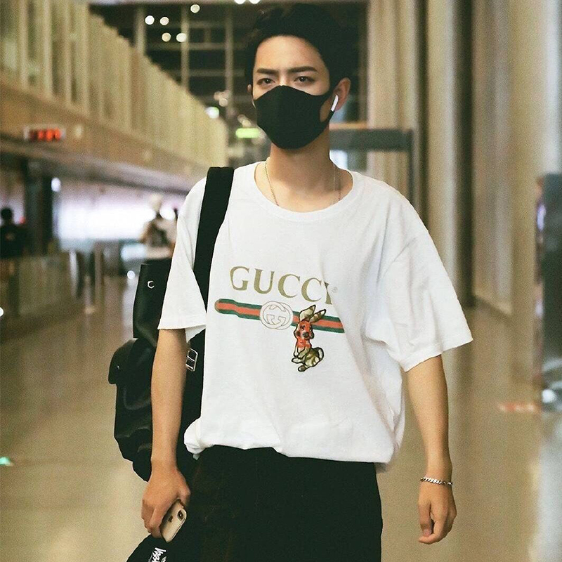 ตุ๊กตาเซียวจ้าน (20 cm.) ชุดเสื้อยืดกุชชี่ แฟชั่นสนามบิน