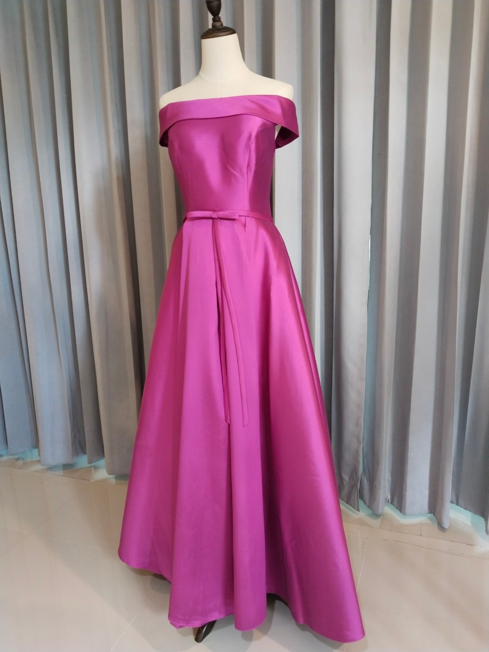 พร้อมเช่า ชุดราตรียาว แบบไหล่ปาด สไตล์วินเทจผ้าไหมดัชเชส กระโปรงทรงA แต่งโบว์2ชั้น ช่วงเอว สีม่วง (เชือกผูกหลัง)