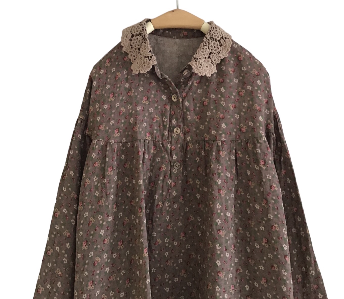 เสื้อผ้าฝ้ายนิ่มลายดอกไม้แต่งปกผ้าลูกไม้