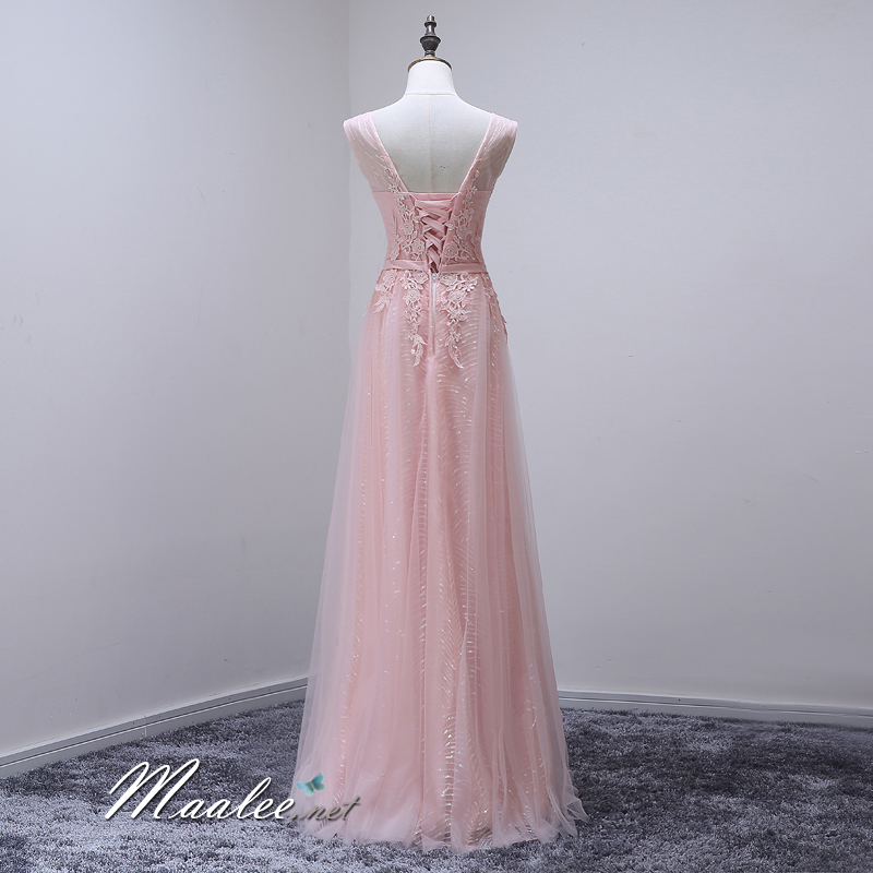 พร้อมเช่า ชุดราตรียาว แขนกุด สีชมพู แต่งลายลูกไม้ ผ้าตาข่าย ข้างในปักเลื่อมสวย