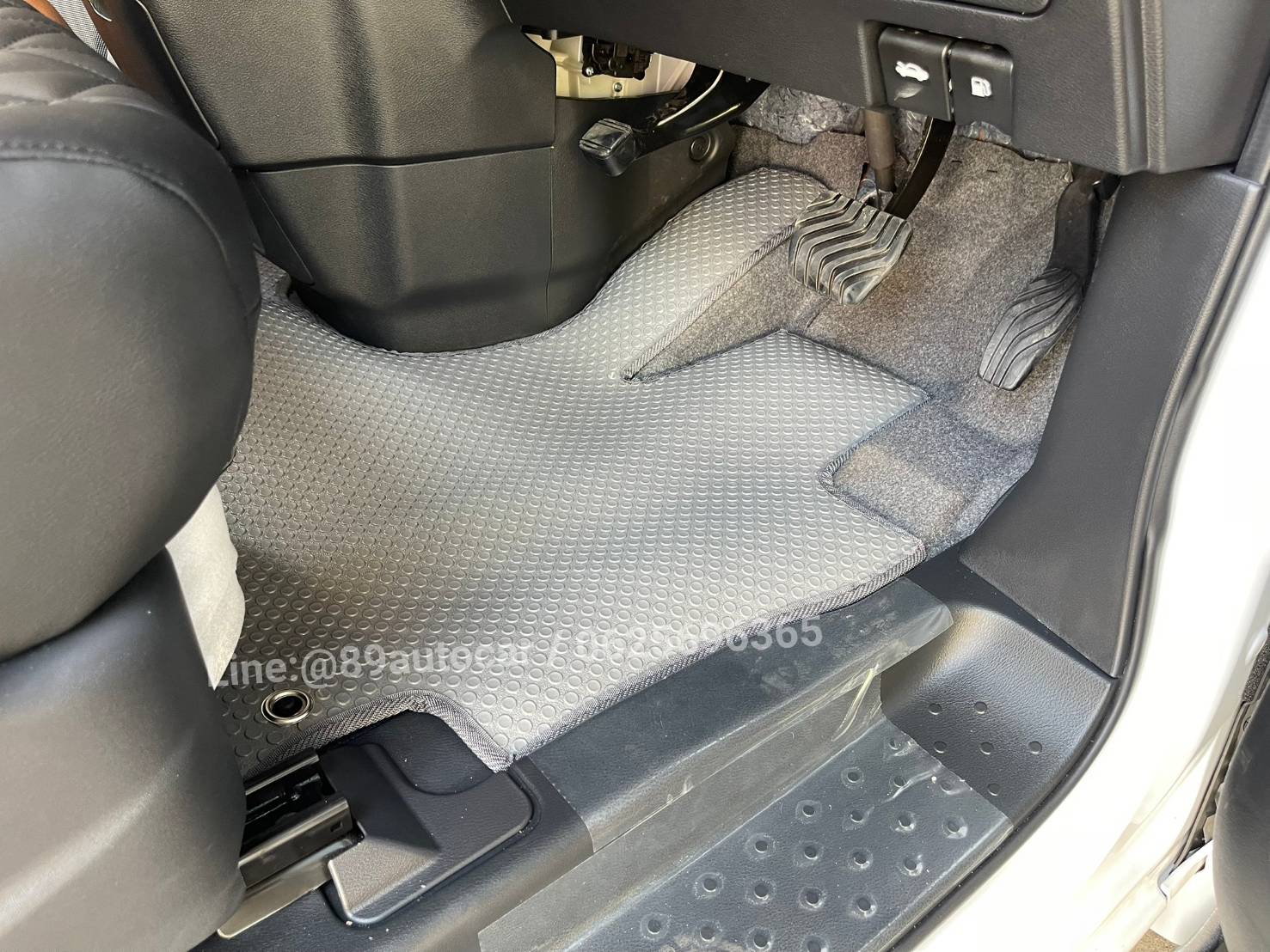 ผ้ายางปูพื้นรถตู้ Nissan SERENA S-Hybrid Highway Star (C27) ปี 2024-2025 (นิสสัน เซริน่า) ปูกระดุมเล็ก PVC แท้ สีเทาขอบเทา