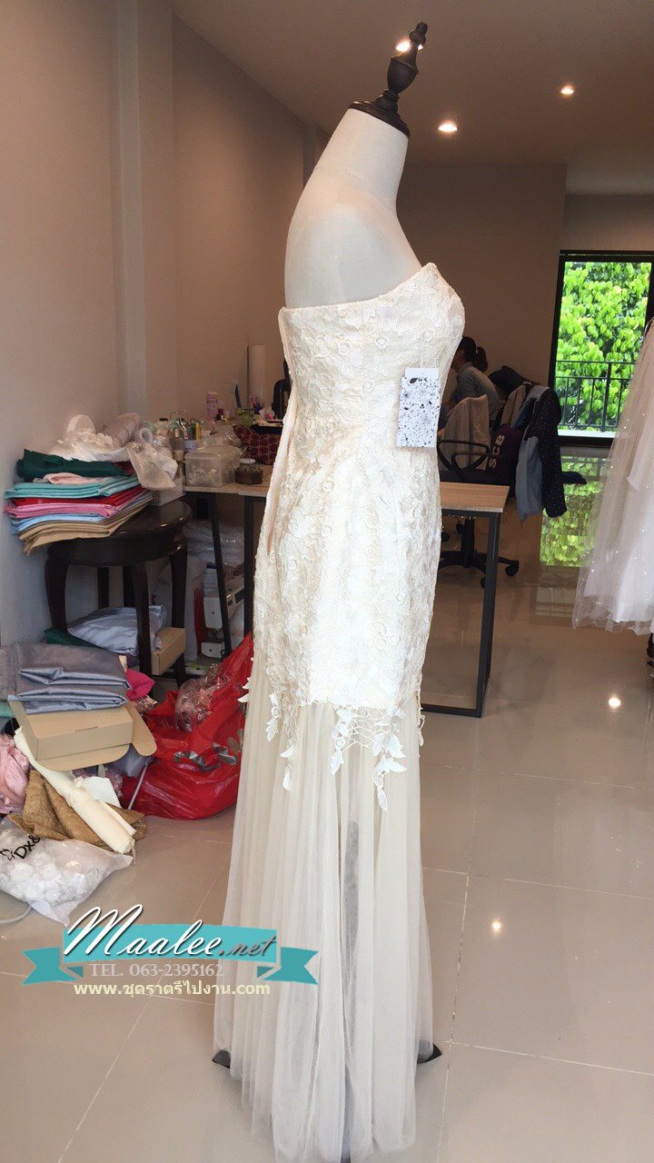 พร้อมส่ง ชุดราตรียาว สีครีม แบบเกาะอก ลายลูกไม้ ทรงหางปลาแต่งผ้าตาข่าย (เชือกผูกหลัง)