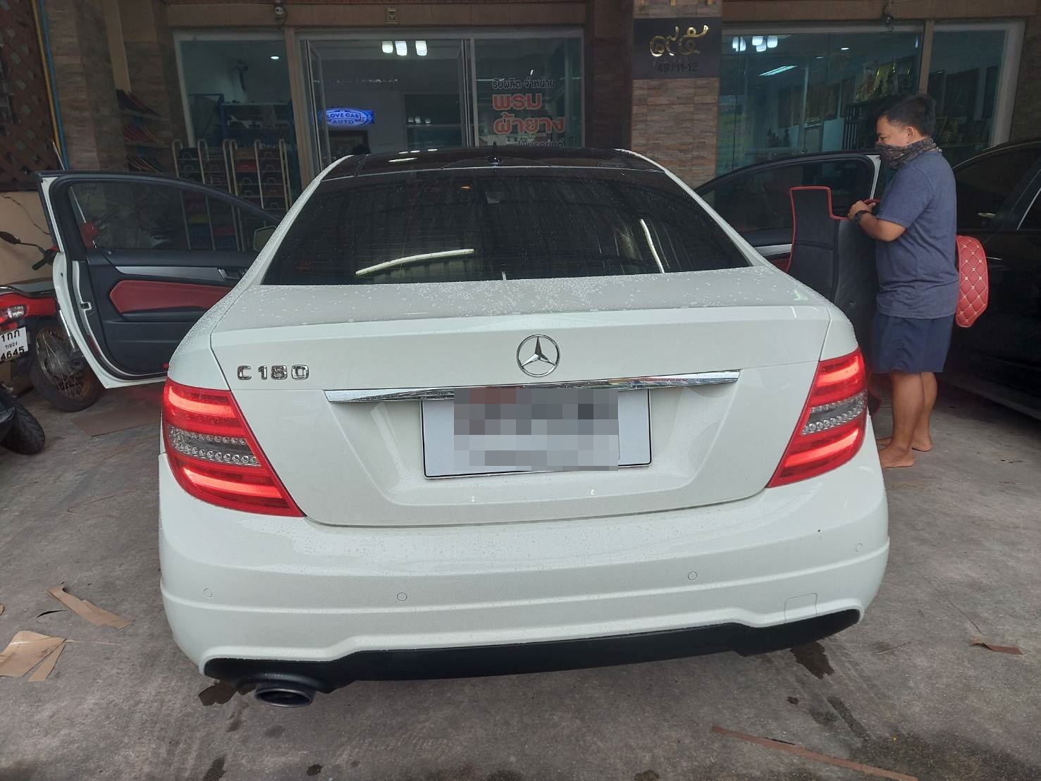 พรมรถยนต์ Benz C180 Coupe W204 ปูพรม6D สีแดงไวน์ + ท้าย เต็มคัน