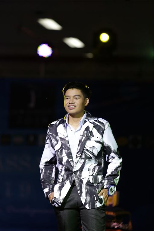 พร้อมเช่า เสื้อสูทชาย สีขาวดำ พิมพ์ลายหินอ่อน กับกางเกงสแลคดำ