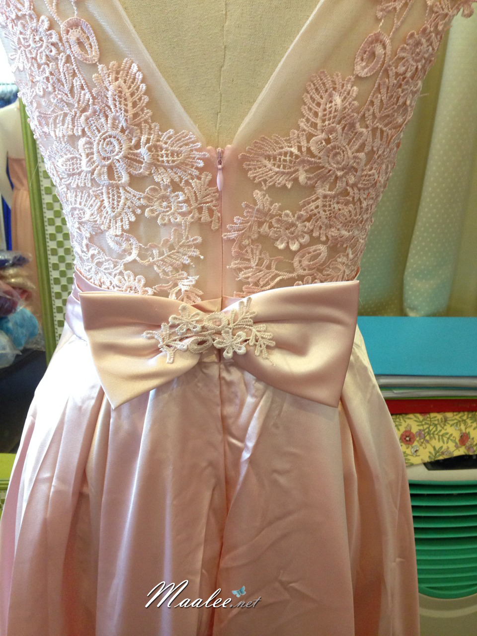 พร้อมเช่า ชุดราตรียาว แขนกุด สีเขียว อกแต่งลูกไม้ กรโปรงเนื้อผ้ามัน คาดเอวคริสตัล เซ็กซี่ผ้าหลัง เพิ่มเข็มกลัดโบว์ช่วงหลัง