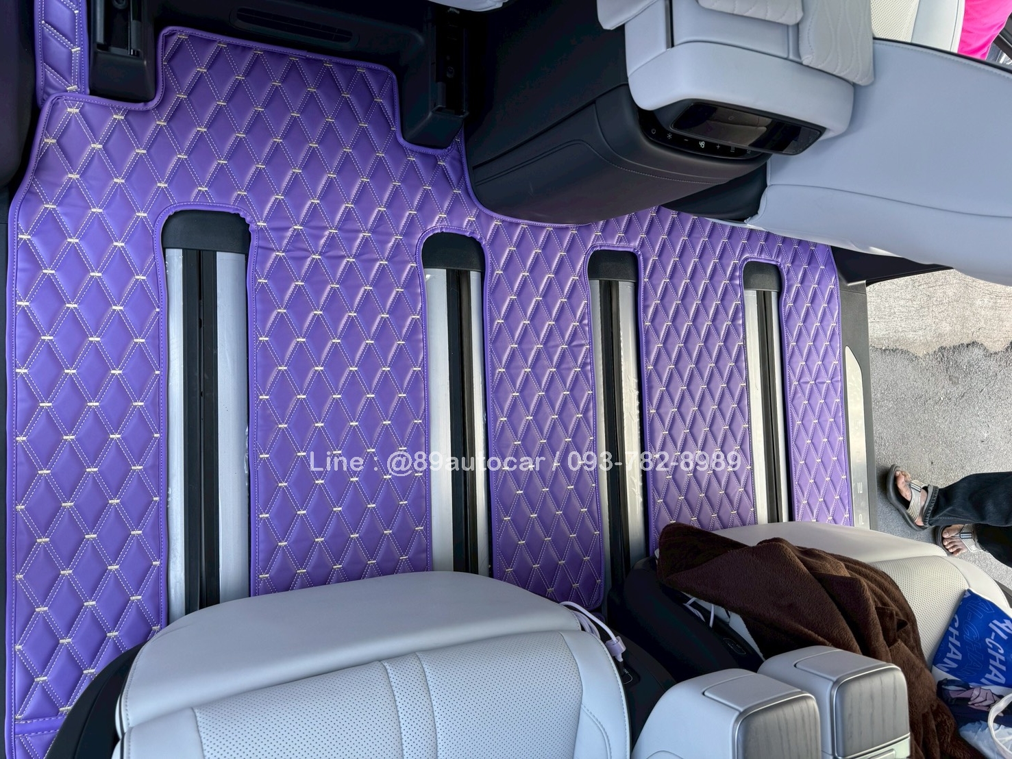 พรมปูพื้นรถตู้ Xpeng X9 ปูพรมVVIP สีม่วงด้ายทอง เต็มคัน