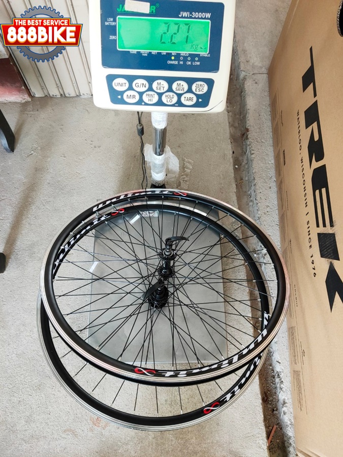 ชุดล้อเสือหมอบ UNLIMIT 700C วีเบรค ขอบ 2ชั้น ซี่ลวดกลม โม่ดำดุมวีเบรค ขอบ 30mm อลู Road bike Wheels มีสีดำ