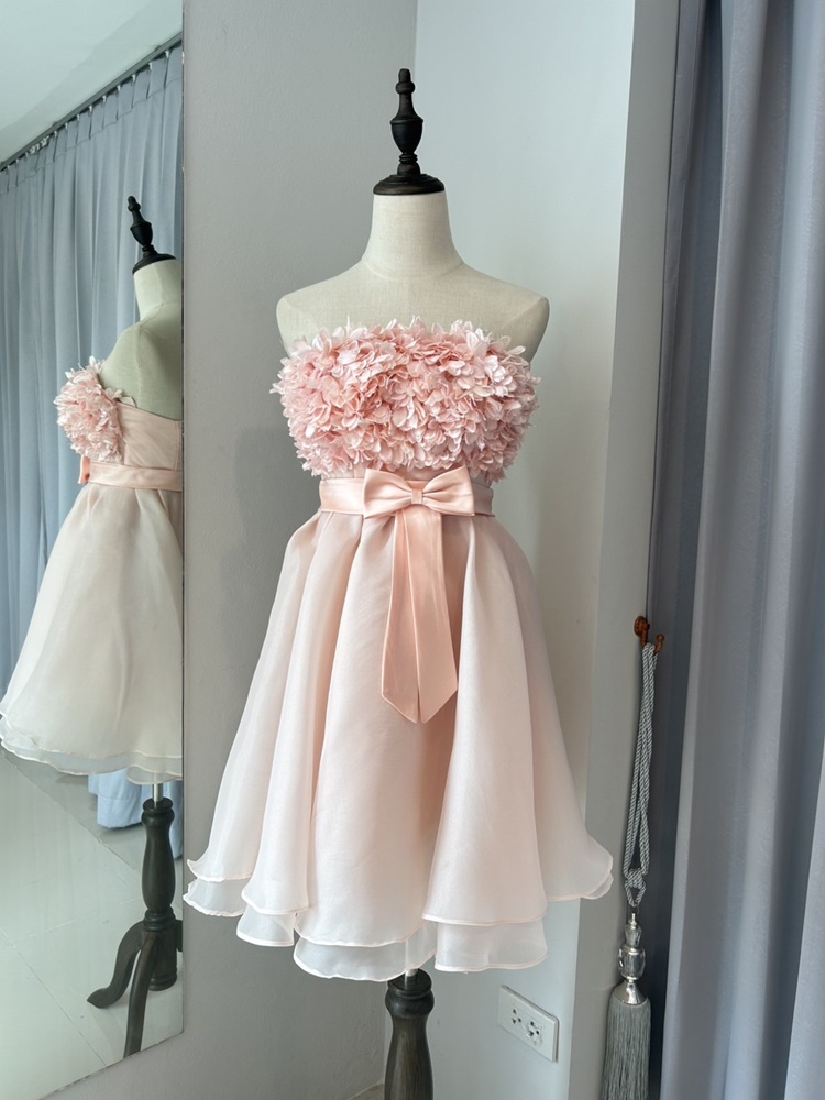 พร้อมเช่า ชุดราตรีสั้น เกาะอก สีโอโรส แต่งดอกฟูช่วงอก ตรงเอวแต่งโบว์ กระโปรงผ้าแก้ว