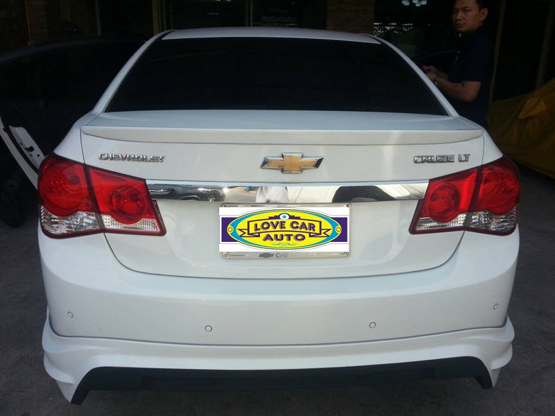โรงงานพรมปูพื้นรถยนต์เข้ารูป Chevrolet Cruze ลายกระดุมสีเขียวขอบแดง