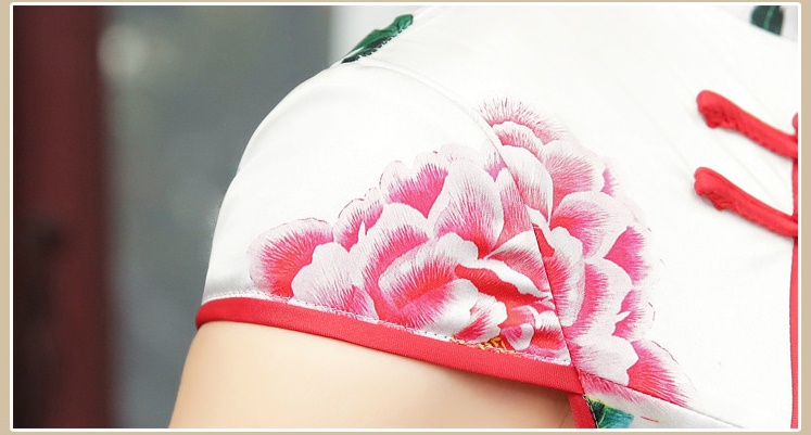 Pre-order กี่เพ้า สีขาว ลายดอกไม้แดง ผ่าข้าง กุ๊นขอบอย่างดี