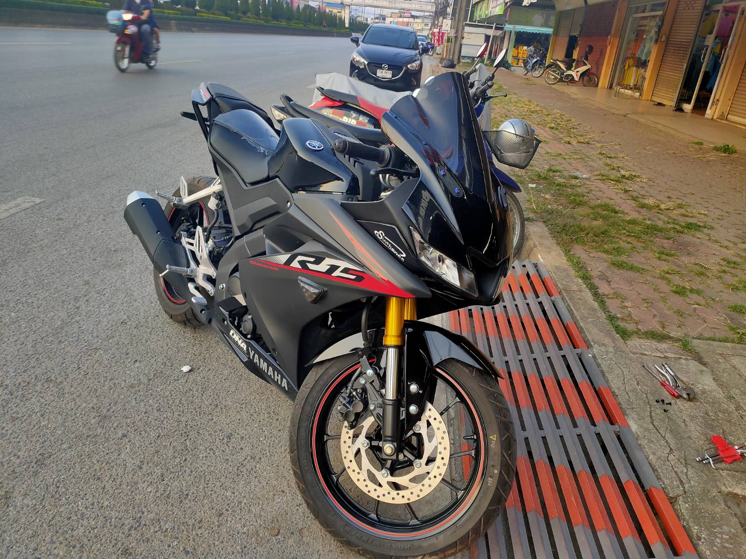 ชิวหน้า YAMAHA R15 V3 ปี2017-2020 วัสดุโพลีคาร์บอเนต เนื้องานเงาเป็นพิเศษ